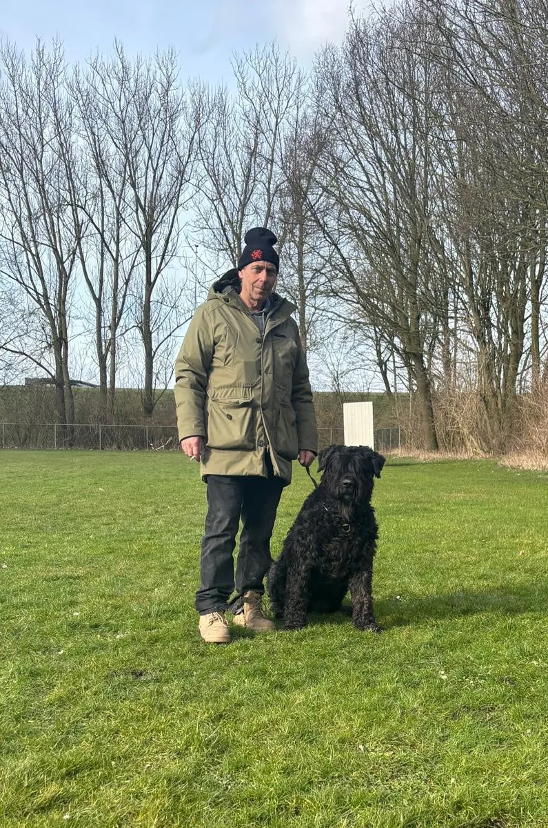 Pakwerker Henri met Nestor op het trainingsveld