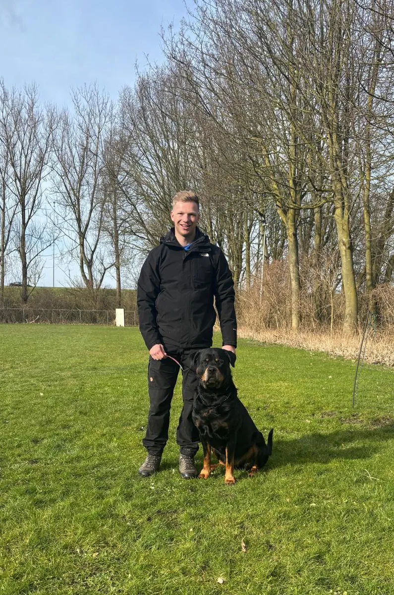 Pakwerker Pjotr met Max op het trainingsveld